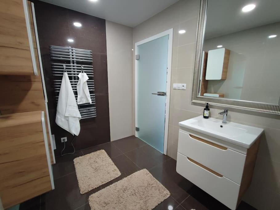 Semesterbostad Bright Cosy House With Parking *