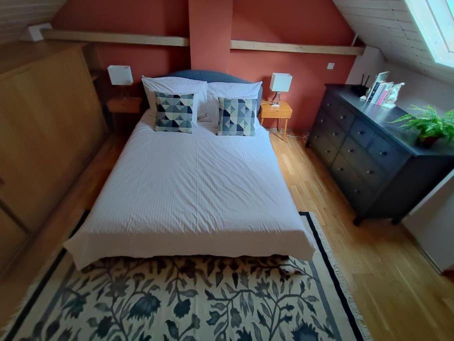 Semesterbostad Bright Cosy House With Parking *